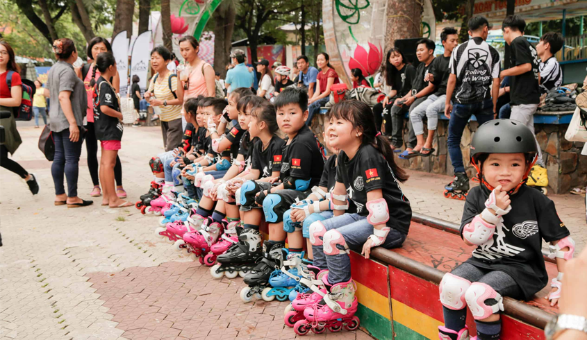 Cho trẻ quan sát người khác trượt patin trước