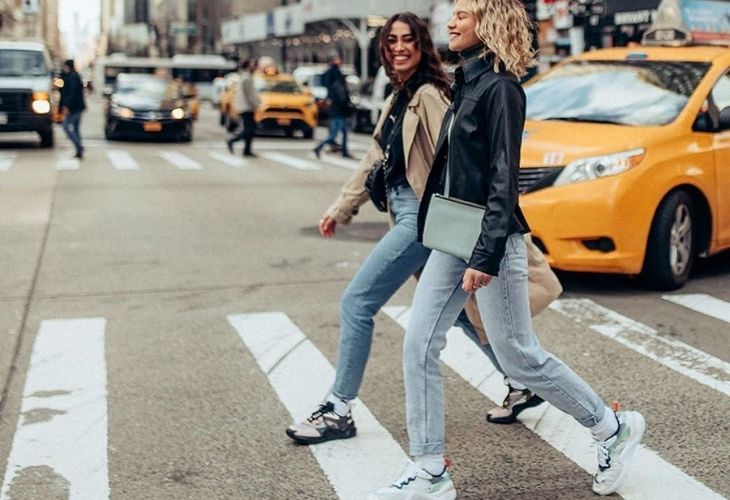 Phối giày Puma và quần jeans ống bó, áo sơ mi Phối giày Puma và quần jeans ống bó, áo sơ mi