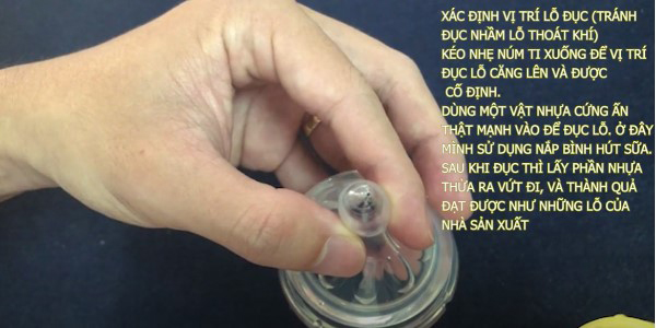 Dùng vật cứng bất kỳ để ấn vào vị trí núm cố định đã được kéo căng lên để tạo lỗ núm.