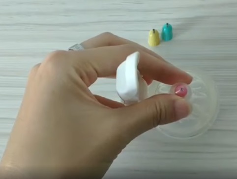 Để dụng cụ lên bề mặt phẳng