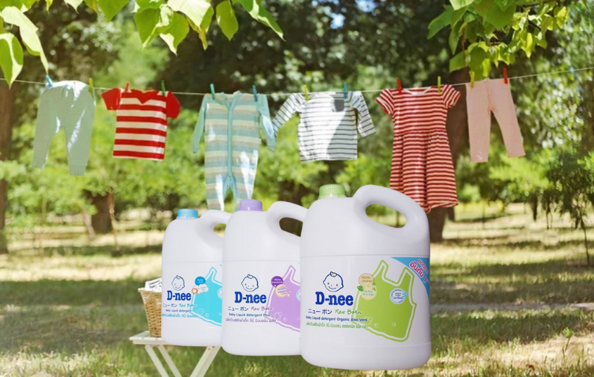 Nước giặt Dnee đánh bay các vết bẩn trên quần áo bé Nước giặt Dnee đánh bay các vết bẩn trên quần áo bé