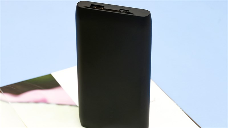 Dân văn phòng cũng nên rinh ngay một chiếc sạc sự phòng để sạc điện thoại của mình bất cứ lúc nào nha.