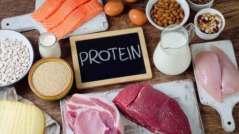 Thực phẩm giàu protein và sắt (ví dụ như thịt, trứng và gan) được khuyến khích để giúp bạn phục hồi sau bệnh sốt xuất huyết.