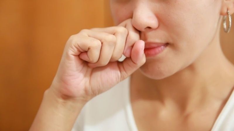 Dùng lưỡi và tay chữa ngạt mũi