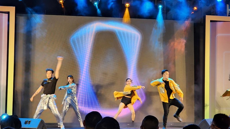 OPPO Reno7 Pro 5G, Reno7 4G ra mắt tại Việt Nam với thiết kế ấn tượng OPPO Reno7 Pro 5G, Reno7 4G ra mắt tại Việt Nam với thiết kế ấn tượng