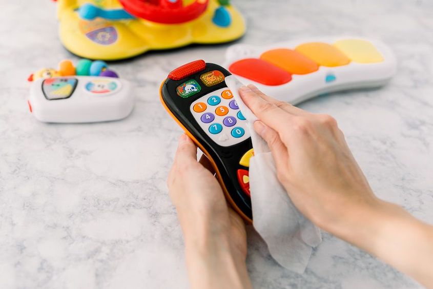 Bố mẹ nên chú ý khi vệ sinh đồ chơi điện tử cho bé