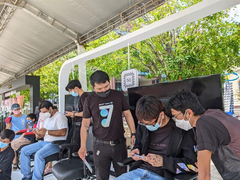 Khách hàng trải nghiệm Reno7 Pro 5G