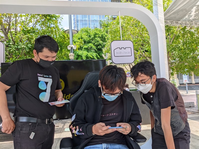 Khách hàng trải nghiệm Reno7 Pro 5G