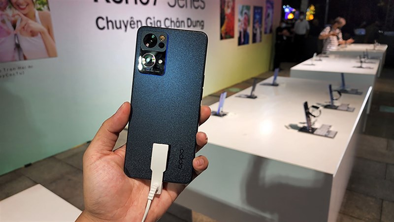 Trên tay Reno7 Pro 5G