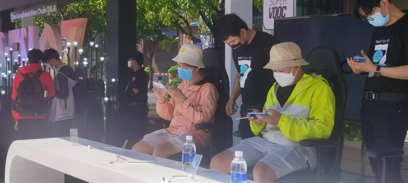 Khách hàng trải nghiệm Reno7 Series