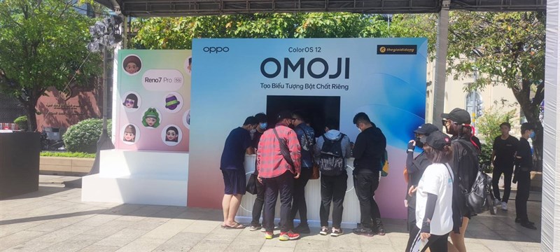 Khách hàng trải nghiệm Reno7 Series