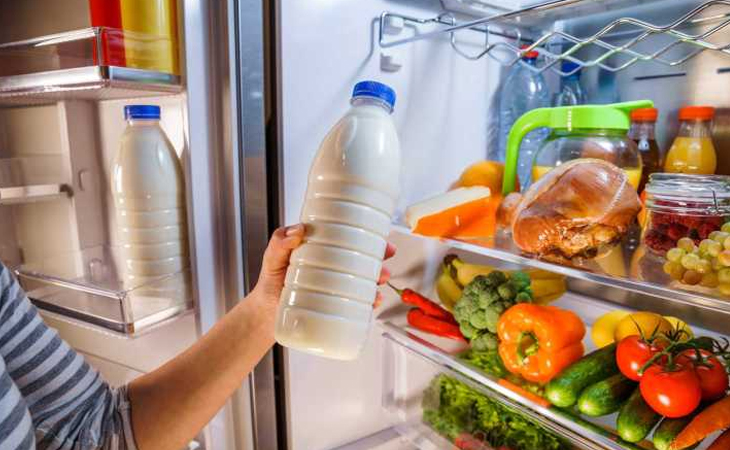 Bảo quản sữa ở cửa tủ lạnh