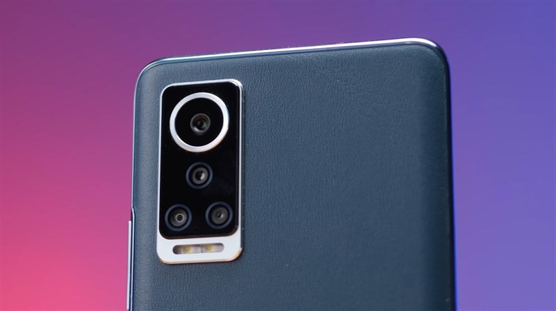 Nếu hệ thống camera này được làm đồng màu với mặt lưng thì tổng thể của chiếc điện thoại trông liền mạch hơn. Nguồn: MoboNews. Nếu hệ thống camera này được làm đồng màu với mặt lưng thì tổng thể của chiếc điện thoại trông liền mạch hơn. Nguồn: MoboNews.
