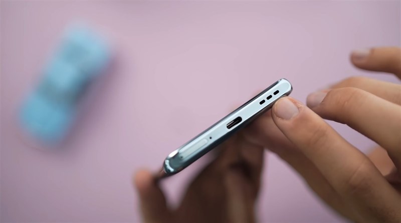 Cạnh dưới của máy là nơi đặt khay đựng SIM, micro, cổng sạc USB Type-C cùng loa ngoài. Nguồn: MoboNews. Cạnh dưới của máy là nơi đặt khay đựng SIM, micro, cổng sạc USB Type-C cùng loa ngoài. Nguồn: MoboNews.