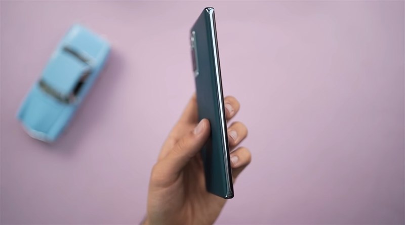Cạnh trái của chiếc điện thoại này thì hoàn toàn trống trơn. Nguồn: MoboNews. Cạnh trái của chiếc điện thoại này thì hoàn toàn trống trơn. Nguồn: MoboNews.
