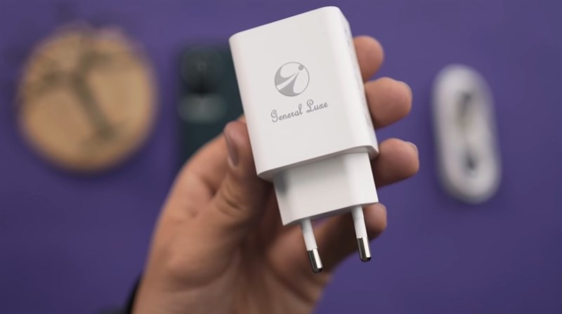 Củ sạc nhanh 30 W của General Luxe Shahin 3. Nguồn: MoboNews. Củ sạc nhanh 30 W của General Luxe Shahin 3. Nguồn: MoboNews.