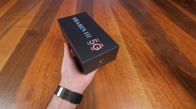 Hộp đựng của General Luxe Shahin 3 với tông màu đen là chủ đạo. Nguồn: Zoomit. Hộp đựng của General Luxe Shahin 3 với tông màu đen là chủ đạo. Nguồn: Zoomit.