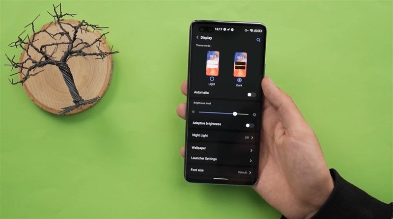 Màn hình AMOLED cũng sẽ tiết kiệm điện năng hơn cho smartphone nếu như chúng ta chuyển sang chế độ tối. Nguồn: MoboNews. Màn hình AMOLED cũng sẽ tiết kiệm điện năng hơn cho smartphone nếu như chúng ta chuyển sang chế độ tối. Nguồn: MoboNews.