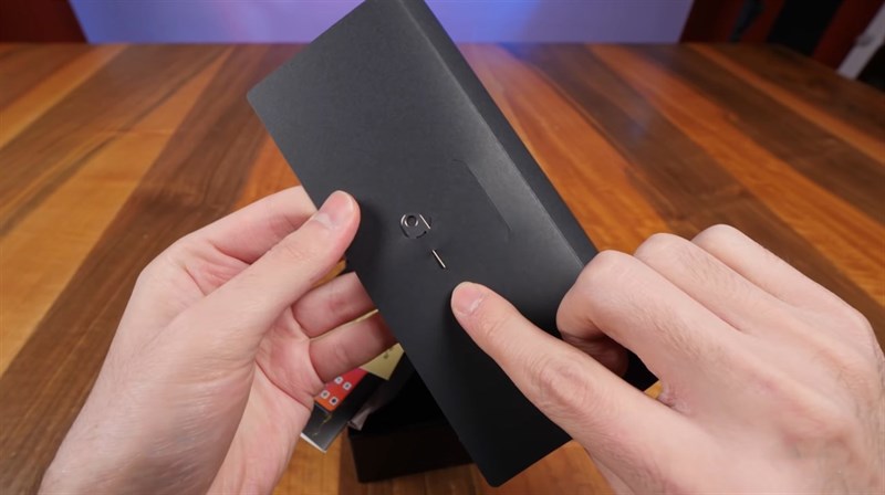 Sau đó chúng ta sẽ thấy một hộp đựng khác với que chọc SIM. Nguồn: Zoomit. Sau đó chúng ta sẽ thấy một hộp đựng khác với que chọc SIM. Nguồn: Zoomit.
