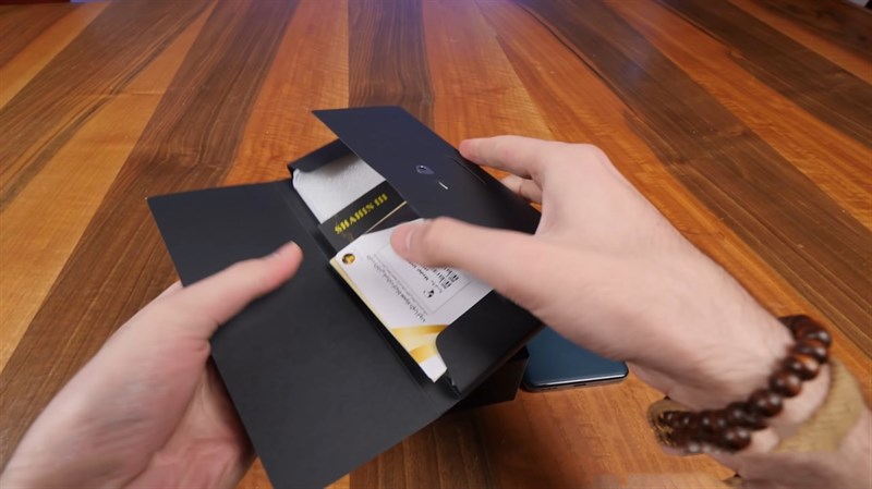 Cũng như một số tấm card visit nhỏ in thông tin về sản phẩm. Nguồn: Zoomn Cũng như một số tấm card visit nhỏ in thông tin về sản phẩm. Nguồn: Zoomn