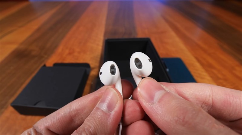 Thiết kế của tai nghe này có nhiều nét tương đồng với tai nghe Earpods của Apple quá nhỉ? Nguồn: Zoomit. Thiết kế của tai nghe này có nhiều nét tương đồng với tai nghe Earpods của Apple quá nhỉ? Nguồn: Zoomit.