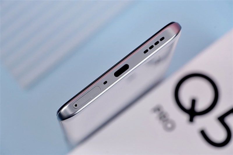 Trên tay Realme Q5 Pro: Giá 6.8 triệu, Snapdragon 870, sạc nhanh 80 W