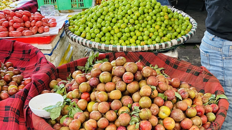 Mận Hà Nội có thể mua tại các chợ, cửa hàng trái cây hoặc sàn thương mại điện tử