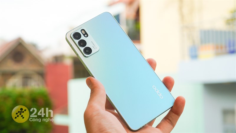 Phần khung viền kim loại vuông vức làm cho OPPO Reno6 5G trở nên cực kỳ cuốn hút, có phần mạnh mẽ và nam tính. 