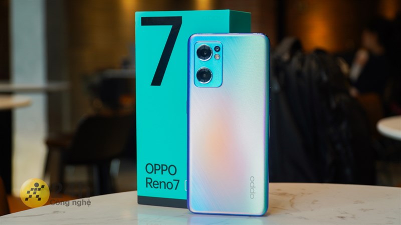 Thiết kế bo cong mềm mại của Reno7 5G cũng khá cuốn hút đấy chứ.