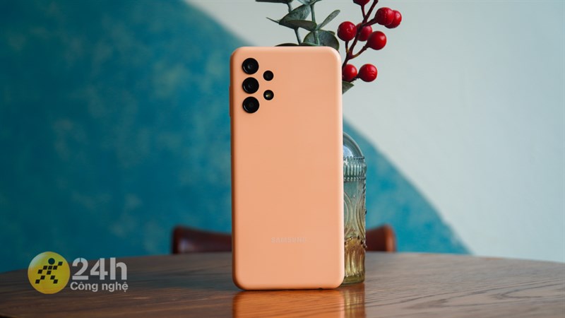 Giảm đến 600K mừng Đại lễ, sắm liền Galaxy A12 và A13 có pin 5.000 mAh