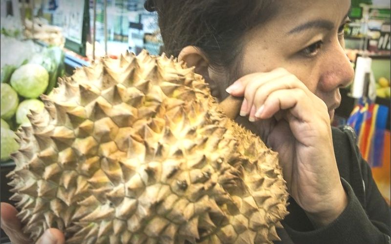Based on the scent and sound when tapping to choose delicious Cai Mon Durian