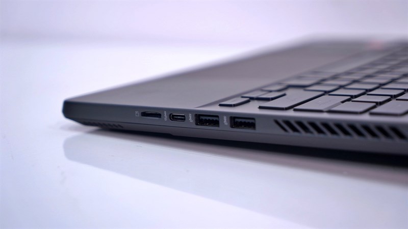 Các cổng kết nối ở cạnh phải 