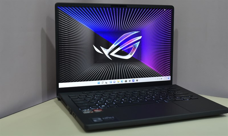 ASUS ROG Zephyrus G14 (2022) sở hữu khối lượng cực nhẹ chỉ với 1.72 kg và độ dày chỉ 1.95 cm
