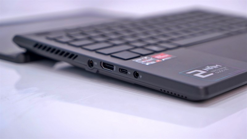 Các cổng kết nối ở cạnh trái