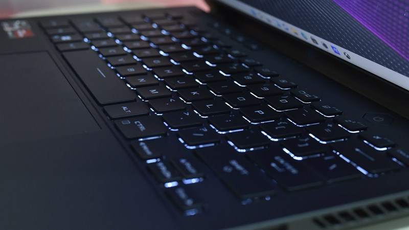 ASUS ROG Zephyrus G14 (2022) được trang bị bàn phím tenkeyless có đèn nền LED RGB