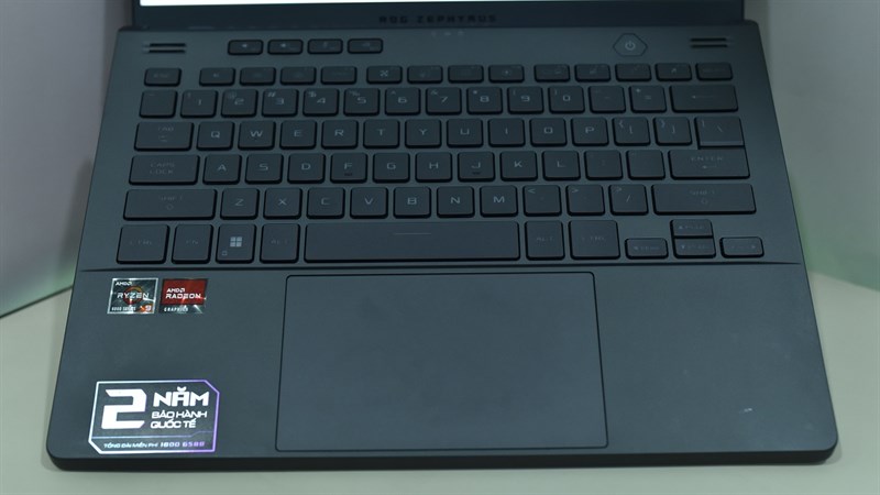 Chiếc touchpad kích thước lớn của ASUS Zephyrus G14 (2022)