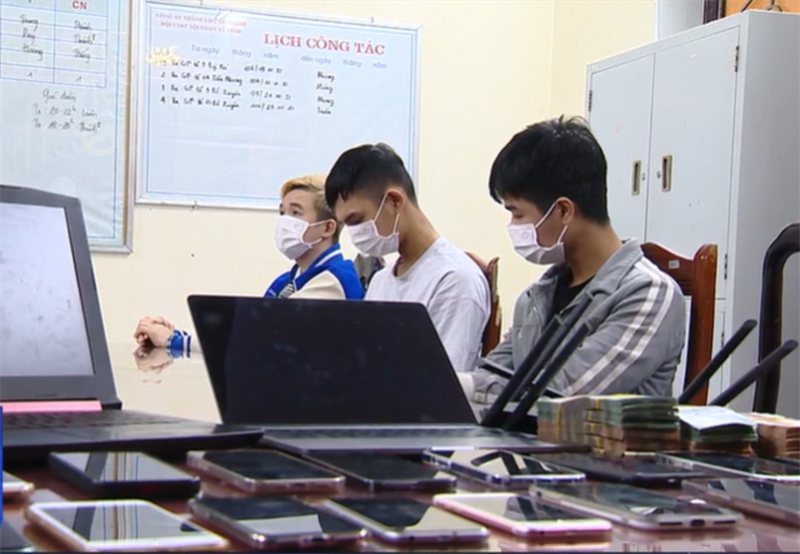 Cảnh báo thủ đoạn làm giả CMND lừa rút hàng chục tỷ đồng tại ngân hàng Cảnh báo thủ đoạn làm giả CMND lừa rút hàng chục tỷ đồng tại ngân hàng