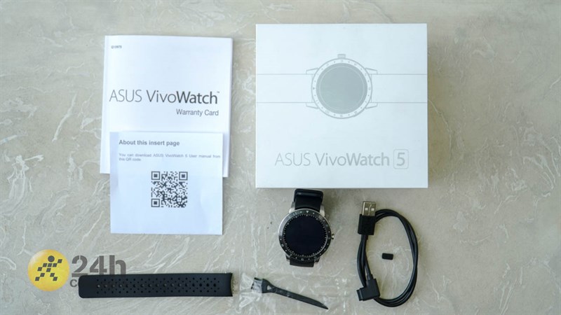 Bên trong hộp đựng của ASUS VivoWatch 5