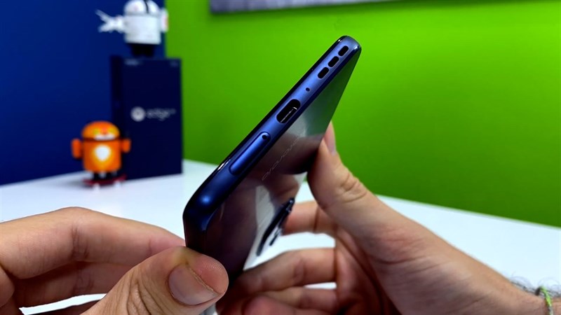 Cạnh đáy Motorola Edge 30 là nơi đặt cổng sạc USB-TypeC, khe SIM, mic thoại và loa ngoài Cạnh đáy Motorola Edge 30 là nơi đặt cổng sạc USB-TypeC, khe SIM, mic thoại và loa ngoài