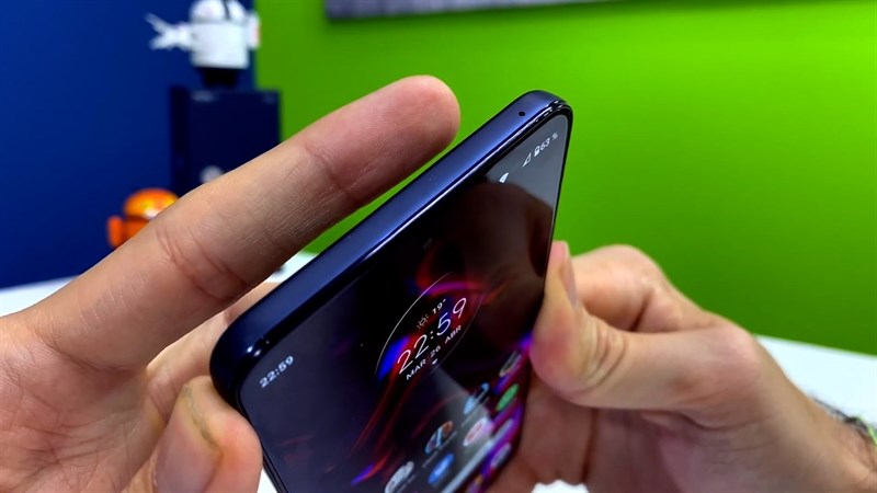 Cạnh trên của Motorola Edge 30 chỉ có 1 mỉcrophone Cạnh trên của Motorola Edge 30 chỉ có 1 mỉcrophone