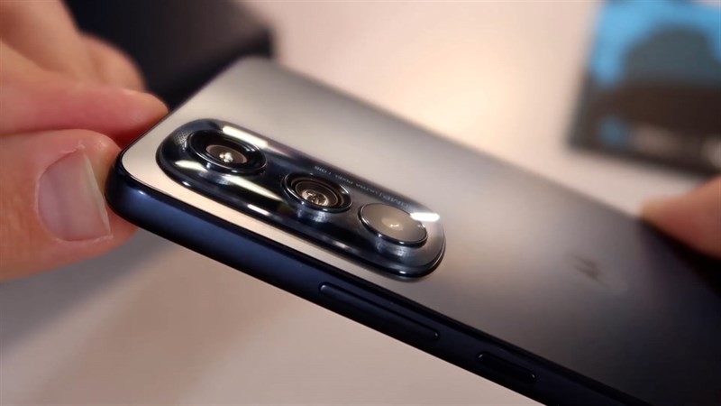 Cụm camera Motorola Edge 30 lồi lên rõ rệt so với mặt lưng Cụm camera Motorola Edge 30 lồi lên rõ rệt so với mặt lưng