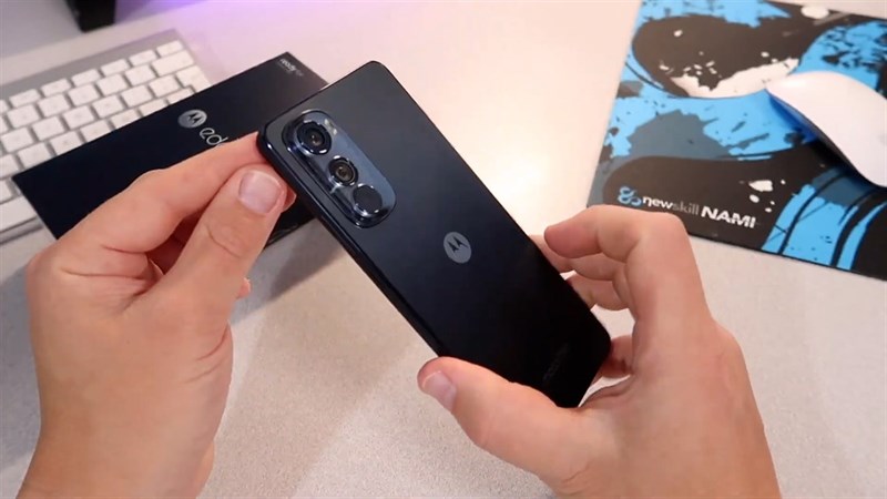 Máy có độ dày chỉ 6.8 mm và nặng 156 g nên cho cảm giác cầm rất thoải mái Máy có độ dày chỉ 6.8 mm và nặng 156 g nên cho cảm giác cầm rất thoải mái