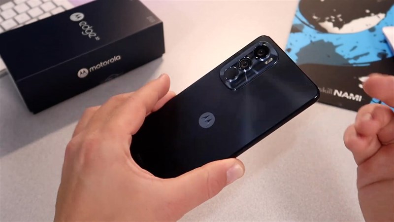 Mặt lưng của Motorola Edge 30 được thiết kế phẳng hoàn toàn Mặt lưng của Motorola Edge 30 được thiết kế phẳng hoàn toàn
