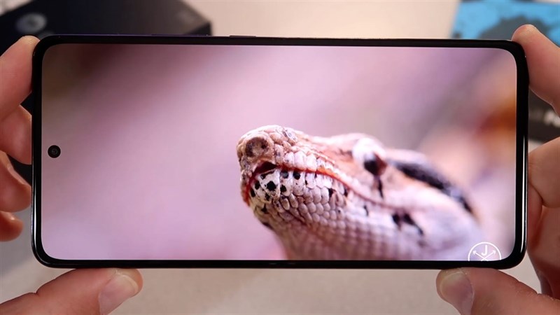 Màn hình của Motorola Edge 30 có phần viền mỏng và được đánh giá là một trong những màn hình có thiết kế đẹp nhất phân khúc Màn hình của Motorola Edge 30 có phần viền mỏng và được đánh giá là một trong những màn hình có thiết kế đẹp nhất phân khúc