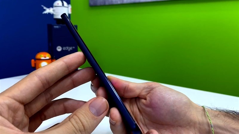 Cạnh trái Motorola Edge 30 không có chi tiết nào Cạnh trái Motorola Edge 30 không có chi tiết nào