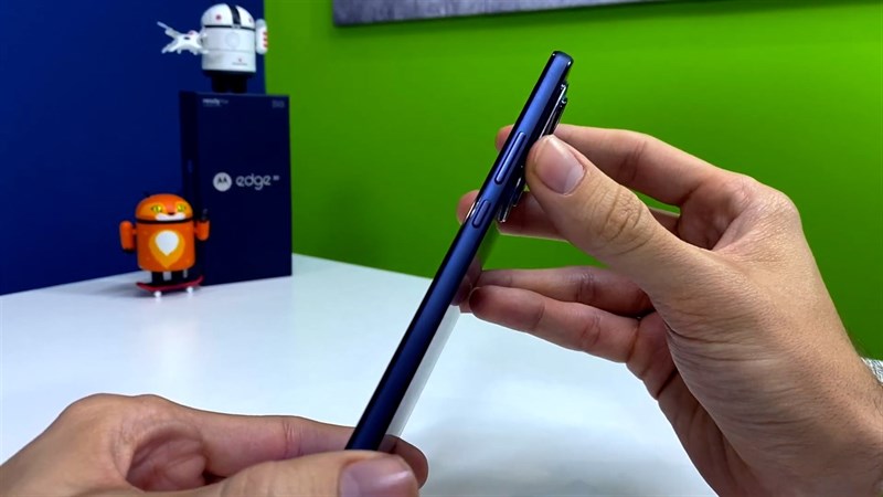 Cạnh phải Motorola Edge 30 là nơi đặt cụm phím tăng giảm âm lượng và nút nguồn Cạnh phải Motorola Edge 30 là nơi đặt cụm phím tăng giảm âm lượng và nút nguồn