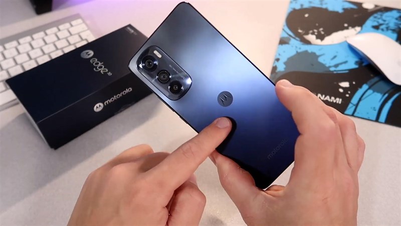 Mặt lưng của Motorola Edge 30 được làm bóng nên khá dễ bám mồ hôi và dấu vân tay trong quá trình sử dụng Mặt lưng của Motorola Edge 30 được làm bóng nên khá dễ bám mồ hôi và dấu vân tay trong quá trình sử dụng