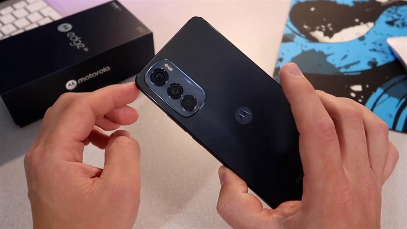 Motorola Edge 30 có ngôn ngữ thiết kế tương đồng với Motorola Edge 30 Pro