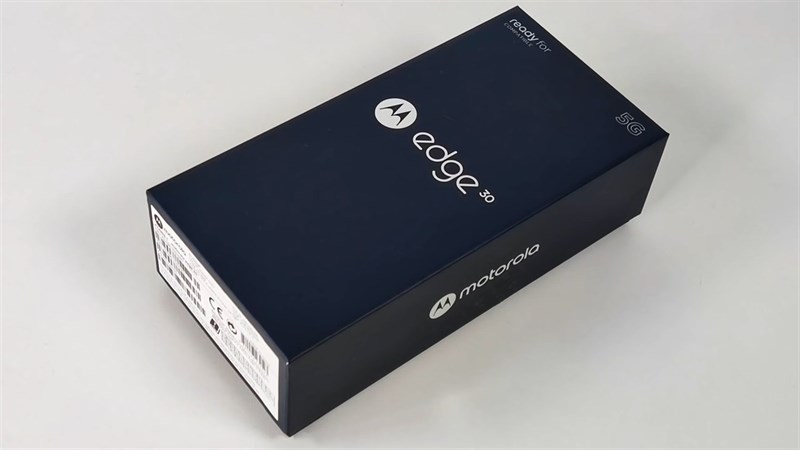 Hộp đựng của Motorola Edge 30 có thiết kế khá đơn giản Hộp đựng của Motorola Edge 30 có thiết kế khá đơn giản