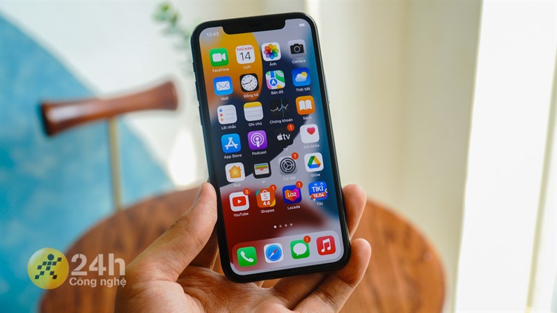 Mình hoàn toàn có thể giải trí một cách bình thường với màn hình 5.8 inch của iPhone 11 Pro.